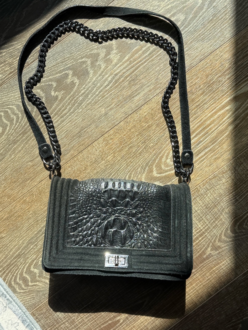 Vera Pelle Black Crocodile-Embossed Chain Shoulder Bag